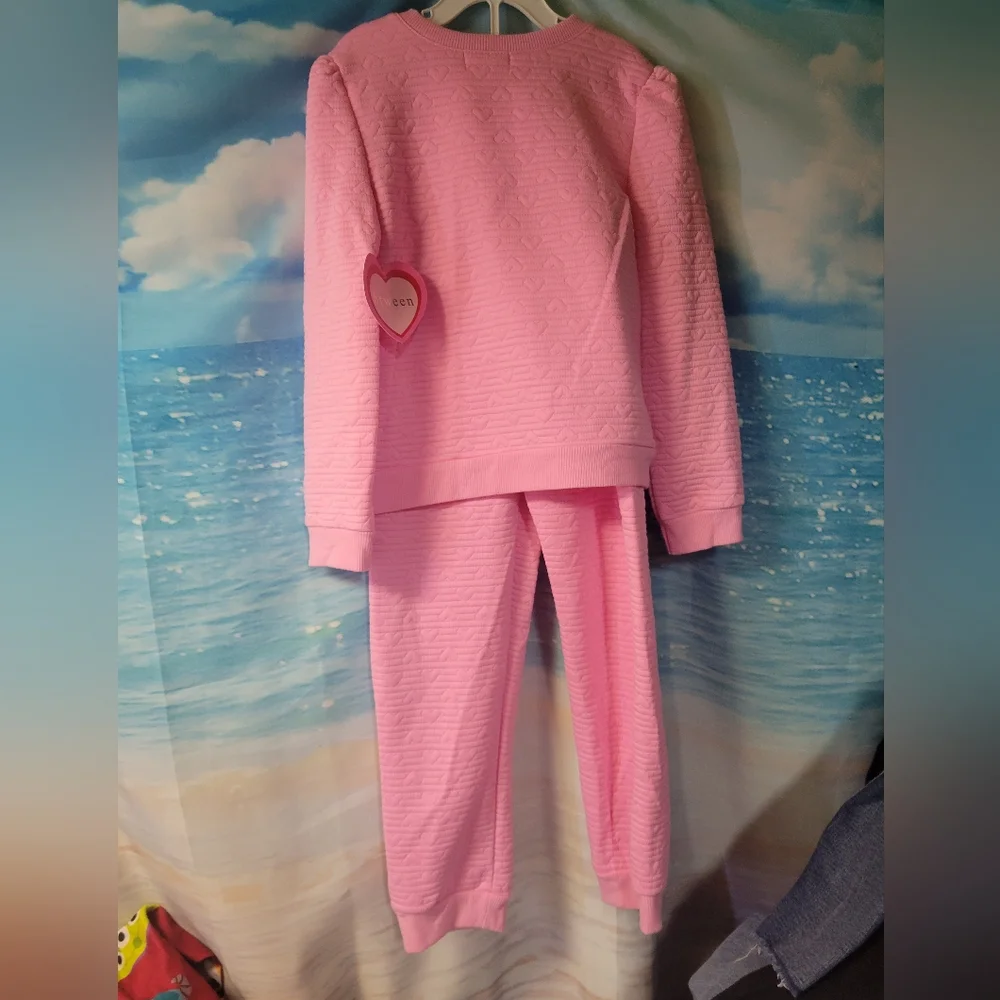 Between NWOT Girls Pink 2 PC Outfit With Heart Designs‎ Size 7 - Picture 2 of 3